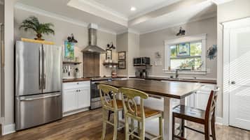 House, 2 Bedrooms | Private kitchen | Fridge, oven, coffee/tea maker, toaster