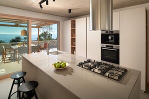 Kühlschrank, Ofen, Geschirrspüler, Wasserkocher mit Kaffee-/Teezubehör
