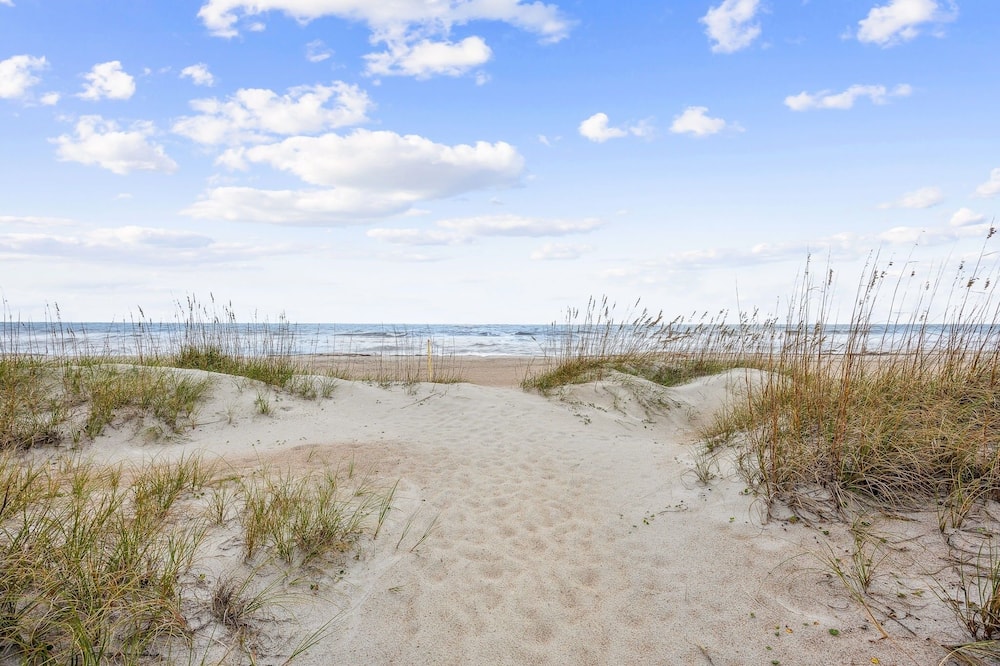 Spacious Beachfront Duplex - Dog Friendly - Downstairs 124 S Fletcher