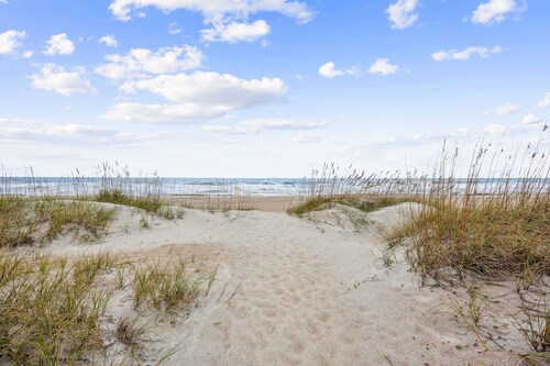 Spacious Beachfront Duplex - Dog Friendly - Downstairs 124 S Fletcher