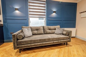 TV, offices - One bedroom apartment in Plymouth by STAE-Homes (Plymouth)
