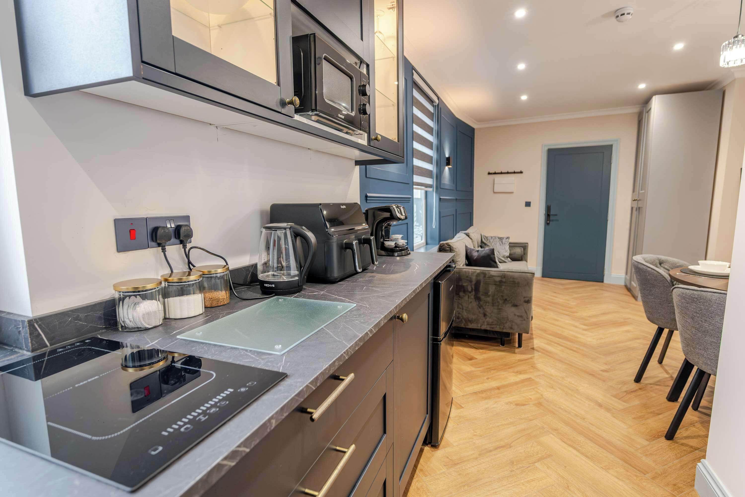 Jääkaappi, mikroaaltouuni, kahvin-/teenkeitin, leivänpaahdin