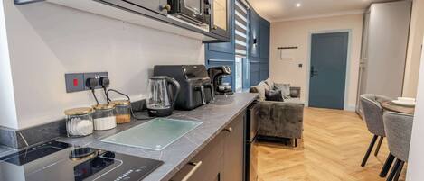 Jääkaappi, mikroaaltouuni, kahvin-/teenkeitin, leivänpaahdin