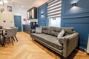 TV, offices - One bedroom apartment in Plymouth by STAE-Homes (Plymouth)