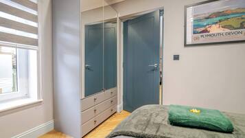 1 bedroom, desk, iron/ironing board, WiFi