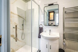Shower, towels - One bedroom apartment in Plymouth by STAE-Homes (Plymouth)