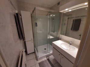 Shower, towels