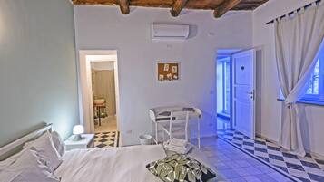 Camera doppia, vista giardino | Una scrivania, postazione laptop, tende oscuranti, ferro/asse da stiro