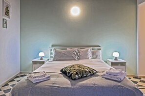 Habitación doble, vista al jardín | Escritorio, espacio para trabajar con laptop y cortinas blackout 