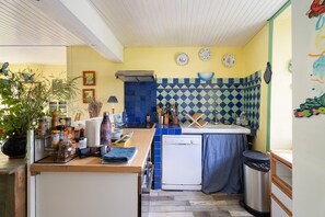 Een koelkast, een microgolfoven, een oven, een kookplaat