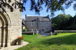Exterior - Holiday Home 'Grande Maison Familiale' with Private Terrace, Private Garden and Wi-Fi (Saint Lormel)