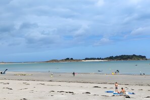 Beach nearby - Holiday Home 'Grande Maison Familiale' with Private Terrace, Private Garden and Wi-Fi (Saint Lormel)