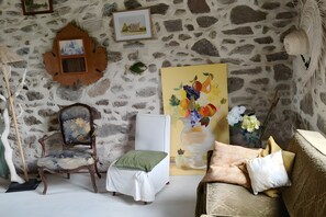 Living area - Holiday Home 'Grande Maison Familiale' with Private Terrace, Private Garden and Wi-Fi (Saint Lormel)