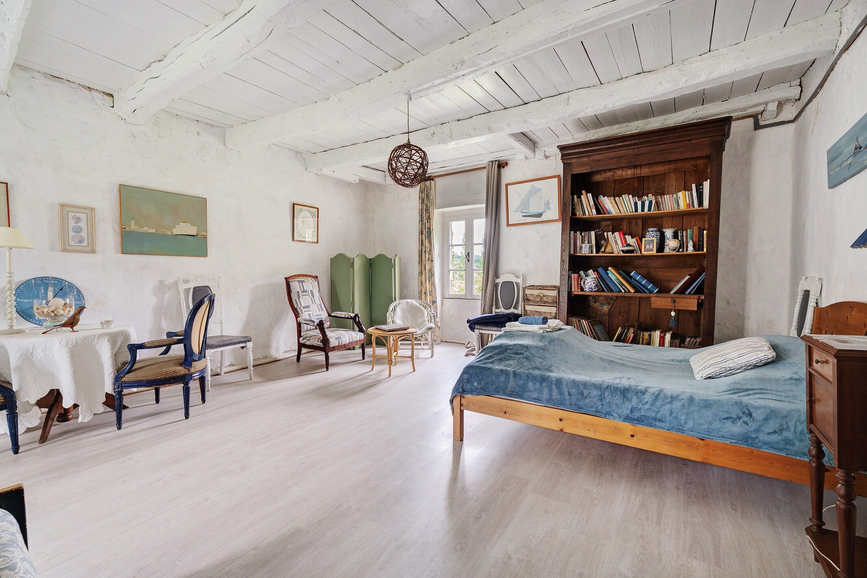 5 slaapkamers, een strijkplank/strijkijzer, wifi, beddengoed