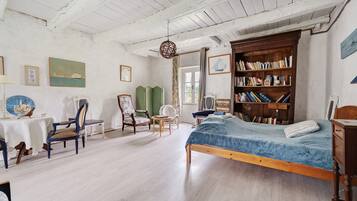 5 slaapkamers, een strijkplank/strijkijzer, wifi, beddengoed
