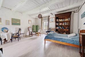 5 chambres, fer et planche à repasser, Wi-Fi, draps fournis