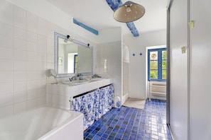 Douche, sèche-cheveux, serviettes fournies