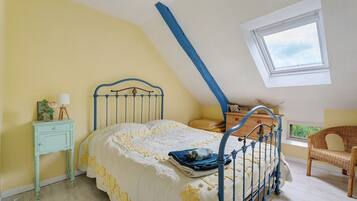 5 habitaciones, tabla de planchar con plancha, wifi y ropa de cama