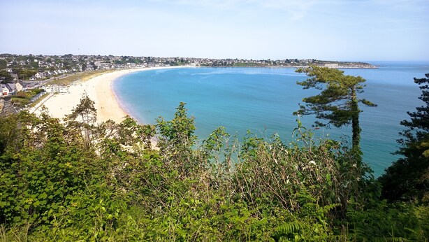A coastal landscape with a beach, clear sky, and dense greenery. - Spacious Family Home with Private Terrace, Garden & Wi-Fi in Saint Lormel (Saint Lormel)