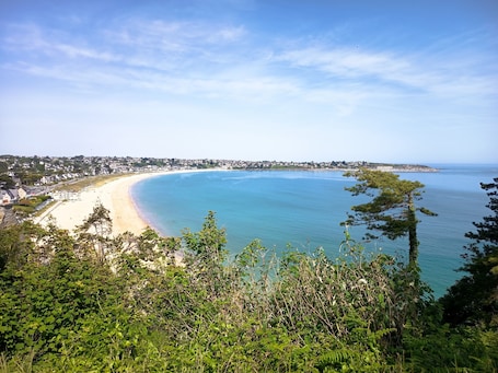 ビーチの近く. Spacious Family Home with Private Terrace, Garden & Wi-Fi in Saint Lormel