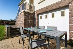 Outdoor dining - Holiday Home “Ty Guillou” with Private Garden and Wi-Fi (Plouguiel)