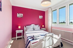 Iron/ironing board, WiFi, bed sheets - Holiday Home “Ty Guillou” with Private Garden and Wi-Fi (Plouguiel)