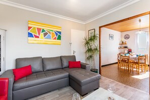 TV - Holiday Home “Ty Guillou” with Private Garden and Wi-Fi (Plouguiel)