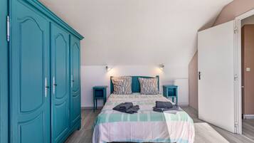 Tabla de planchar con plancha, wifi, ropa de cama