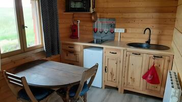 Réfrigérateur, four, cafetiÚre/bouilloire, bouilloire électrique