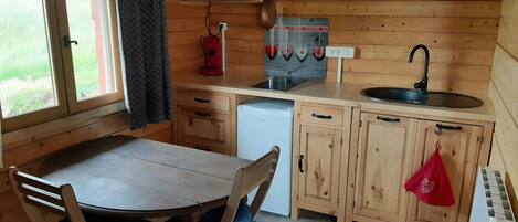 Kjøleskap, ovn, kaffetrakter/tekoker og vannkoker