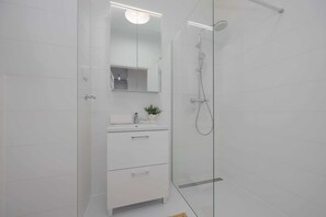 Dusche, Haartrockner, Handtücher, Shampoo