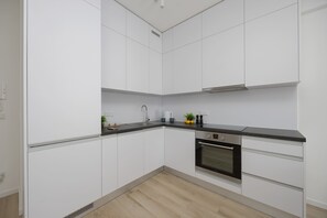 Kylskåp, ugn, spishäll och diskmaskin