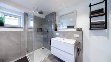 Dusche, Haartrockner, Handtücher
