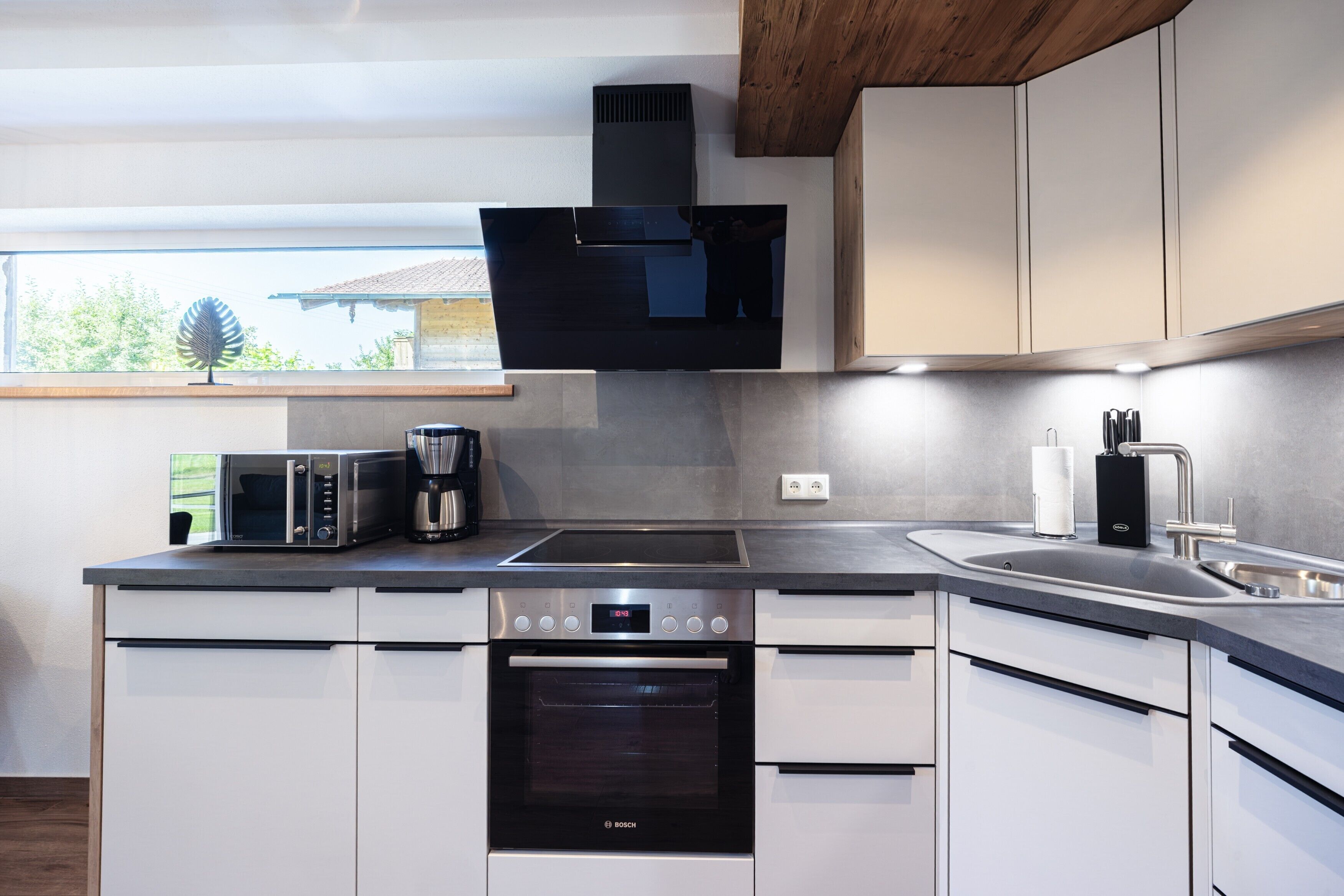 Coffee/tea maker, fridge, microwave, oven