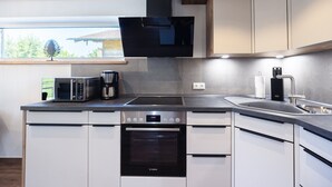 Coffee/tea maker, fridge, microwave, oven