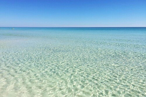 Beach Condo~Free Golf Cart~3BD~2BA~Sleeps 8~Balcony~Walk to Beach~Pool