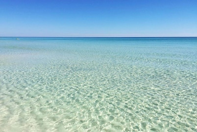 Beach Condo~Free Golf Cart~3BD~2BA~Sleeps 8~Balcony~Walk to Beach~Pool
