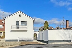 Exterior - Apartment '6' with Private Terrace, Shared Garden and Wi-Fi (Ichenhausen)