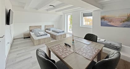 Apartment '6' with Private Terrace, Shared Garden and Wi-Fi