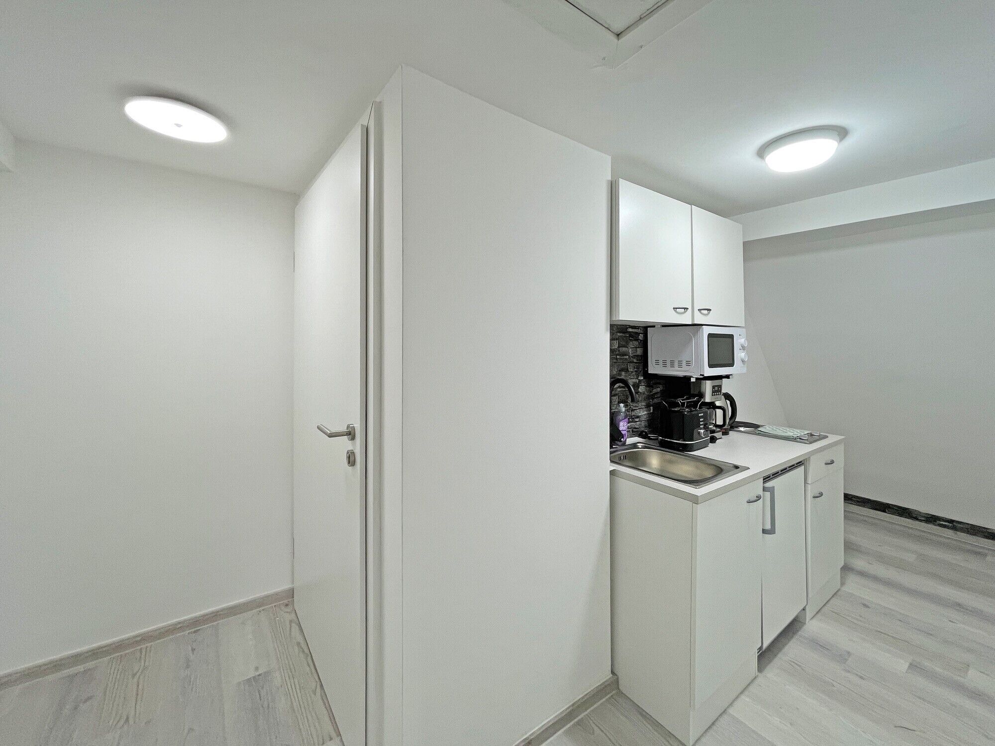 Kühlschrank, Mikrowelle, Herdplatte, Wasserkocher mit Kaffee-/Teezubehör