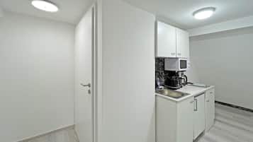 Kühlschrank, Mikrowelle, Herdplatte, Wasserkocher mit Kaffee-/Teezubehör