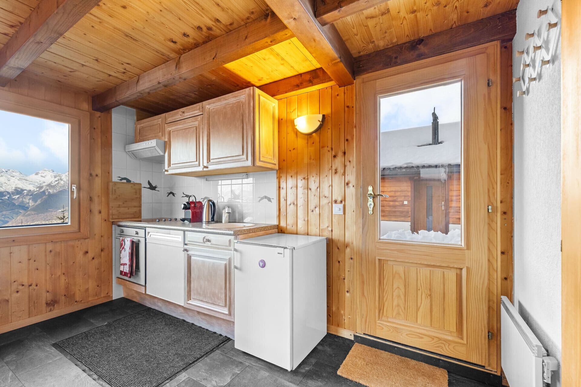 Een koelkast, een oven, een vaatwasser, een koffiezetapparaat/waterkoker