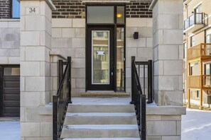 Exterior detail - Ravine Crest Townhome | 3 Bedroom (Richmond Hill)