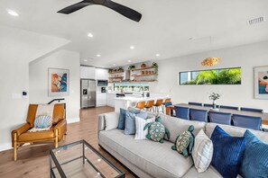 Smart TV, video games, offices, computer monitors - Luxury Vacation NEW -2 Heated Pools, 2 Game Rooms, 2Blocks2Beach (Indian Rocks Beach)