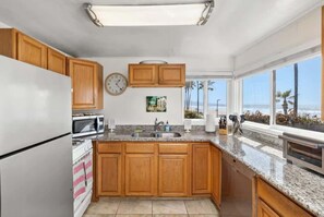 Fridge, microwave, oven, stovetop - Oceanfront 3BR on The Strand | Hot Tub & Deck (Manhattan Beach)