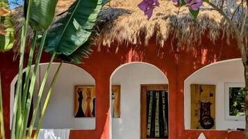 Tremannsrom, terrasse, hageutsikt | Eksteriør