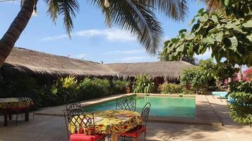 Utomhuspool, öppet 09.00 till 19.30, parasoller och solstolar