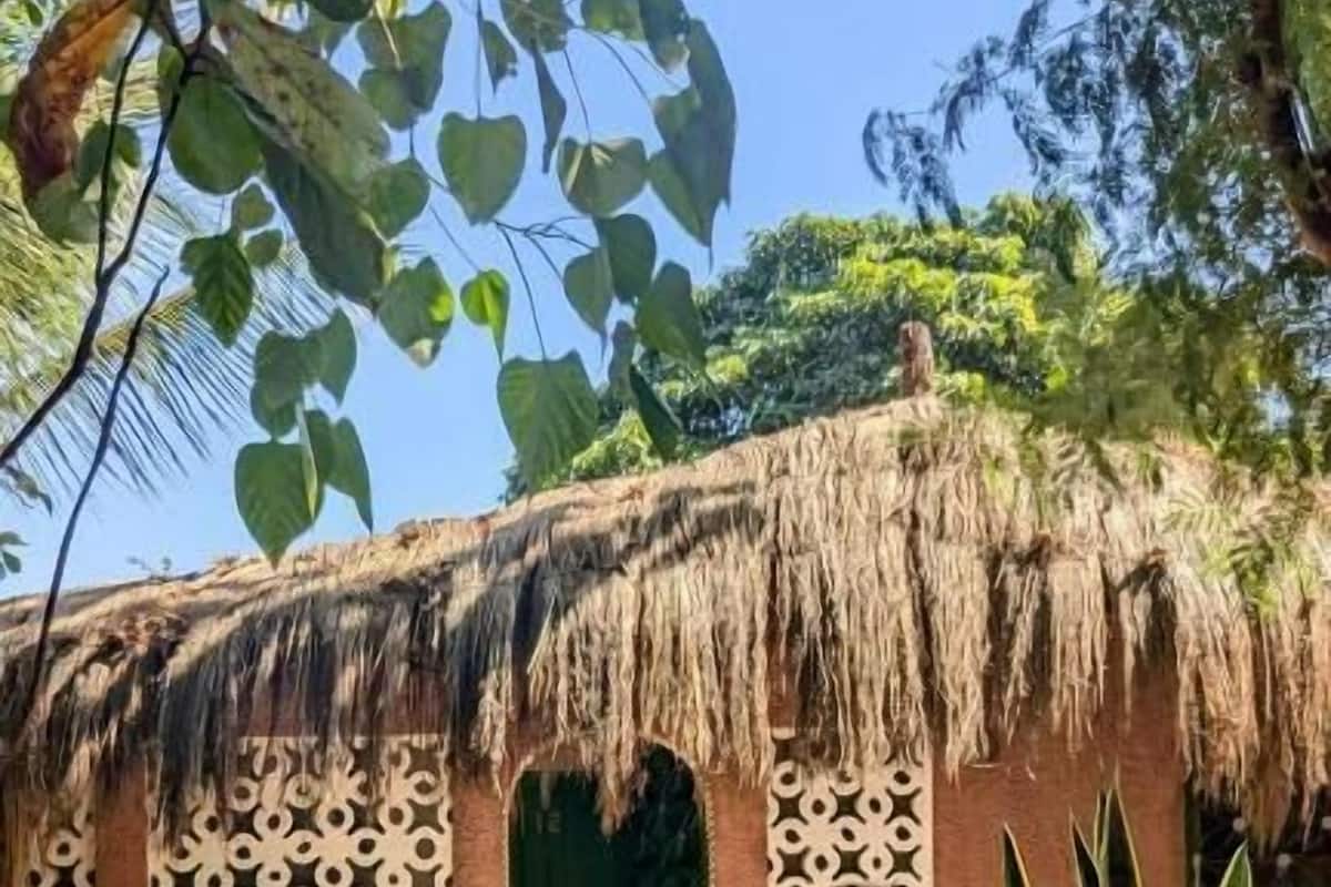 Um edifício tradicional com telhado de colmo, portas em arco e padrões decorativos.