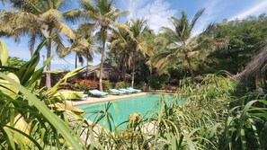Habitación doble, vistas a la piscina | Piscina | Una piscina al aire libre (de 09:00 a 19:30), sombrillas, tumbonas
