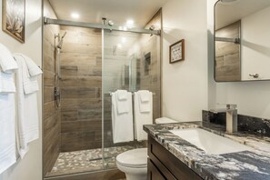 Shower, hair dryer, towels - Gorgeous and spacious townhome in the heart of Mammoth Lakes (Mammoth Lakes)